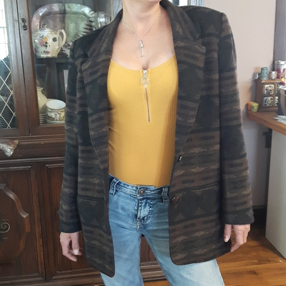 Size 5 Emblem wool blend two button up Blazer - Picture 13 of 14